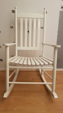 Leuke witte schommelstoel