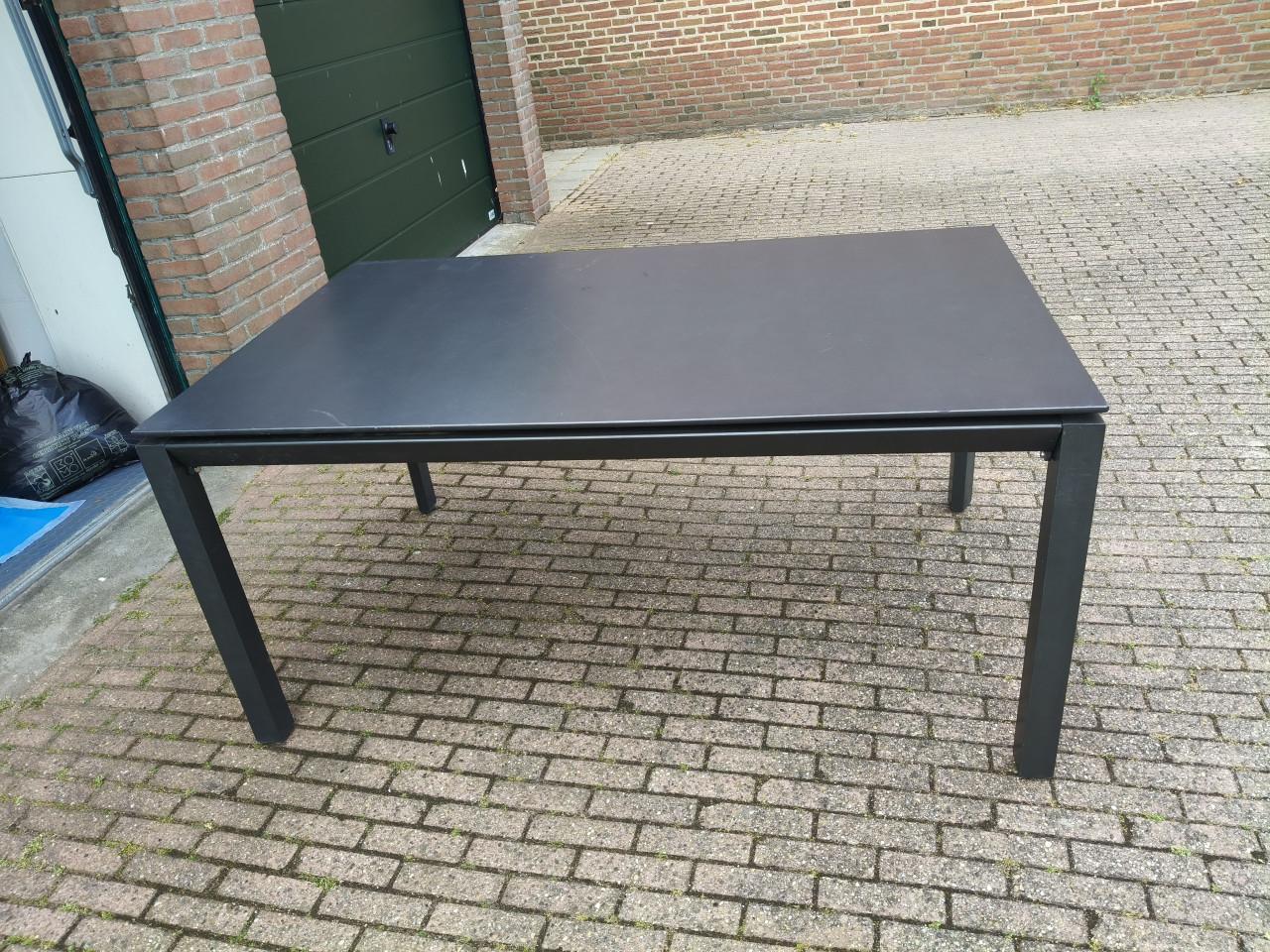 Prachtige tuintafel ZGAN