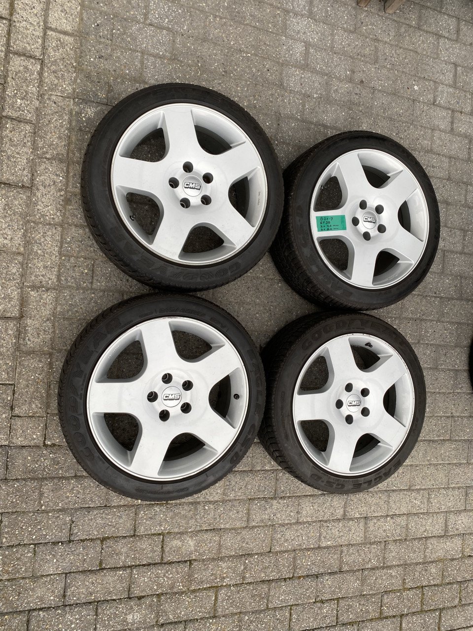 Diverse banden met velgen te koop