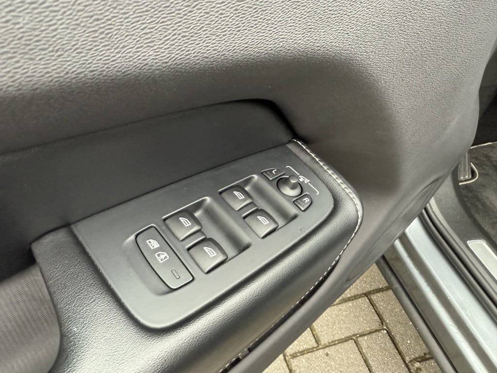 Volvo XC60 t8 390pk recharge r-design| panodak| luchtvering| trekhaak| came