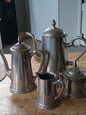 Setje metalen kannen