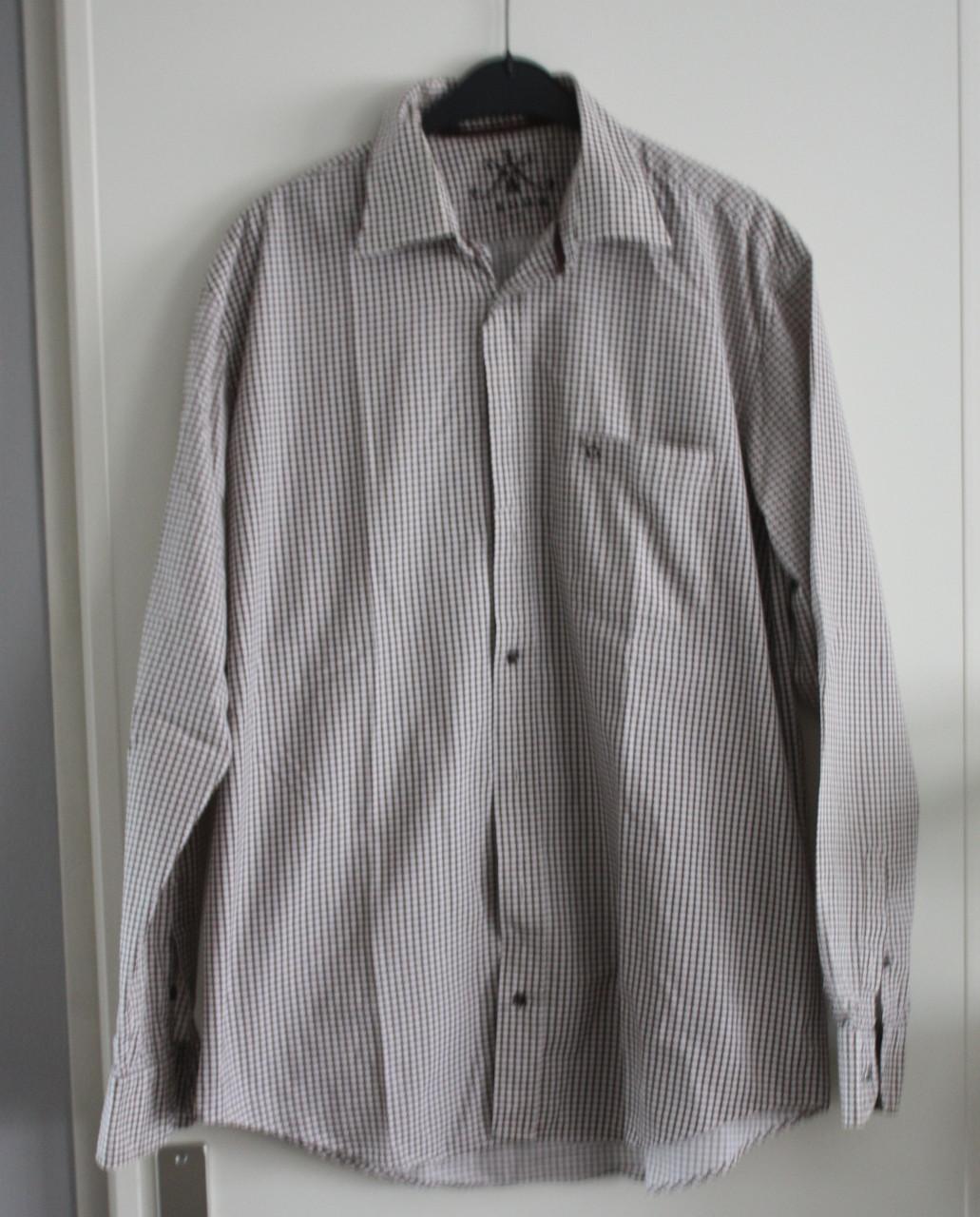 Bruin met witte stippenoverhemd maat 41