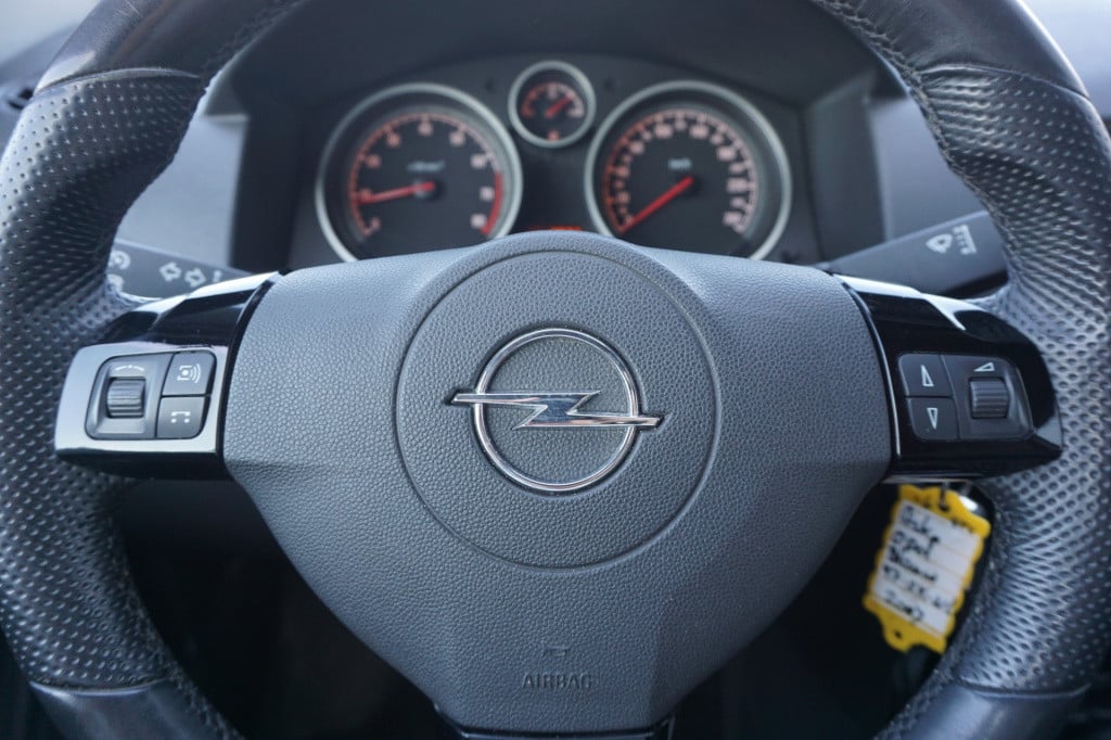 Opel Astra gtc 1.6 cosmo opc-line / xenon / climate / cruise / trekhaak