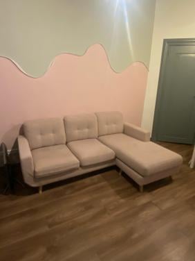 Bank moet weg! mooie licht roze bank, slecht 2 jaar oud
