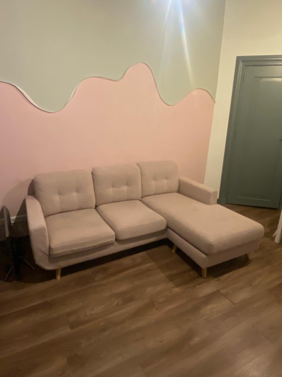 Bank moet weg! mooie licht roze bank, slecht 2 jaar oud