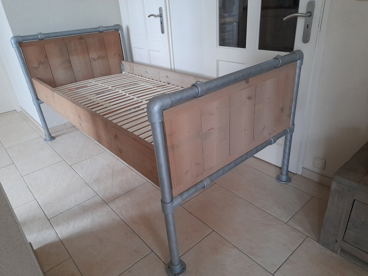 Zeer stevig 1 persoons bed 90 x 200 (in goede nette staat )