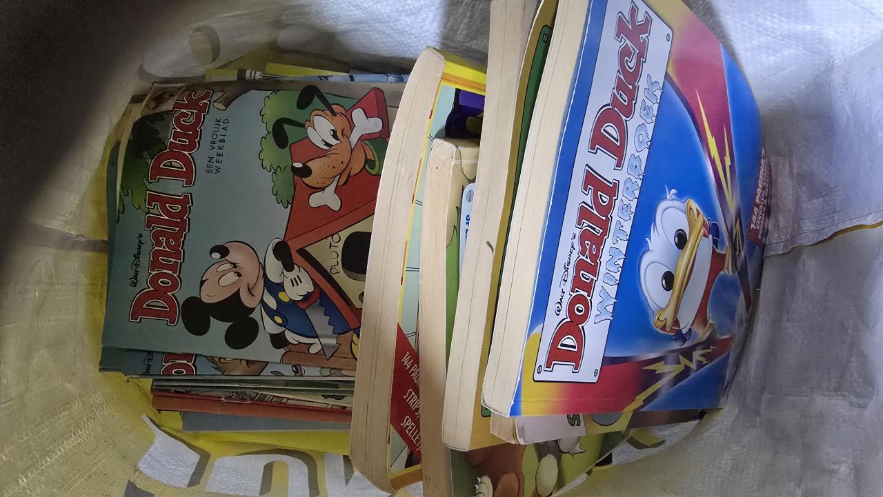 Tas vol Donald Ducks en enkele vakantieboeken
