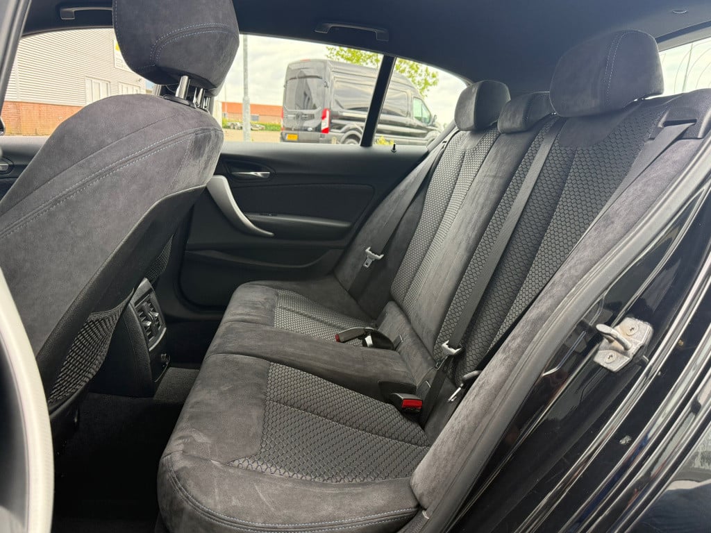 BMW 1 Serie 118i centennial high executive m-sport