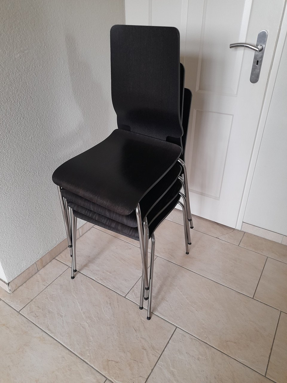 4 stoelen (stapelbaar) in goede staat !