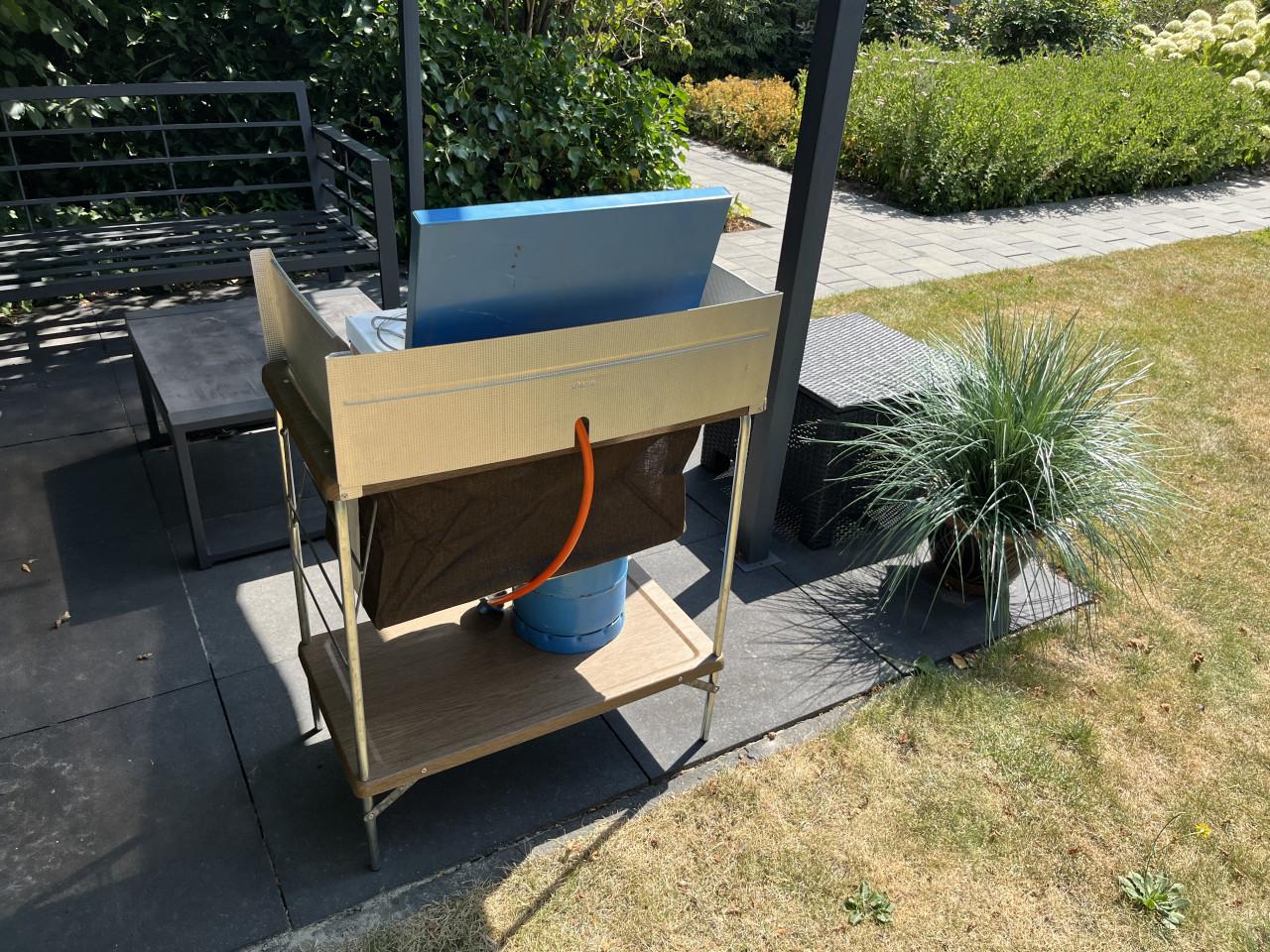 Opklabare campingkeuken met gasstel en gasfles