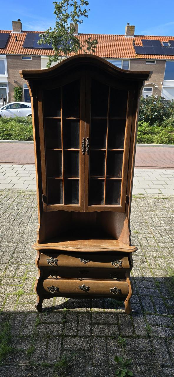 Vitrinekast met 3 lades zie foto's