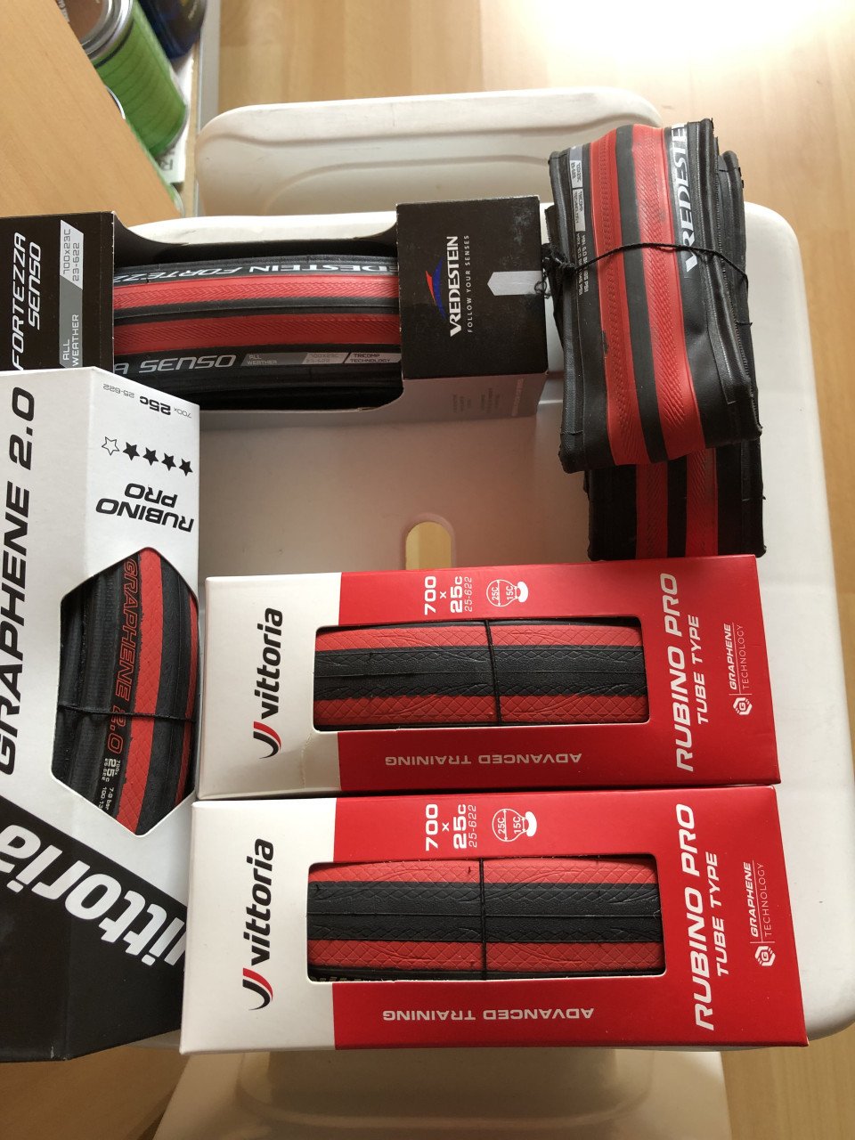 Koopje, wielren schoenen en racefiets banden, wegens beëindiging hobby.