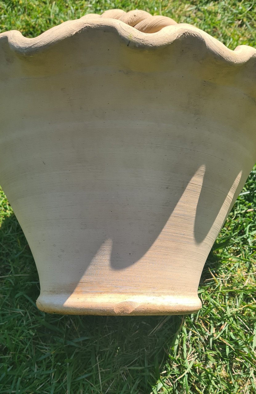 Mooie terracotta bloempot in de vorm van een mand