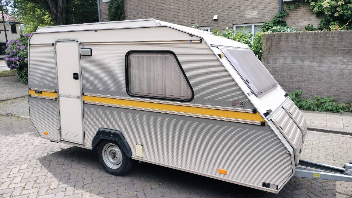 Kip 37 KK met als nieuwe voortent