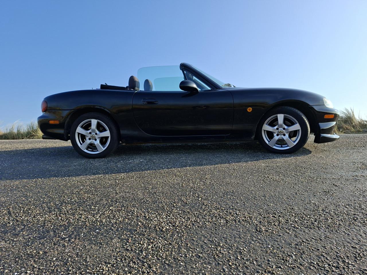 Zwarte Mazda MX-5 (2000) – Softtop en Hardtop – APK tot sept!