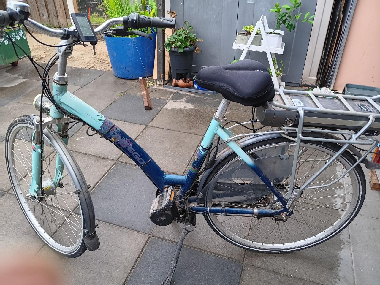 2 dames fietsen omgebouwd tot elektrische fiets.
