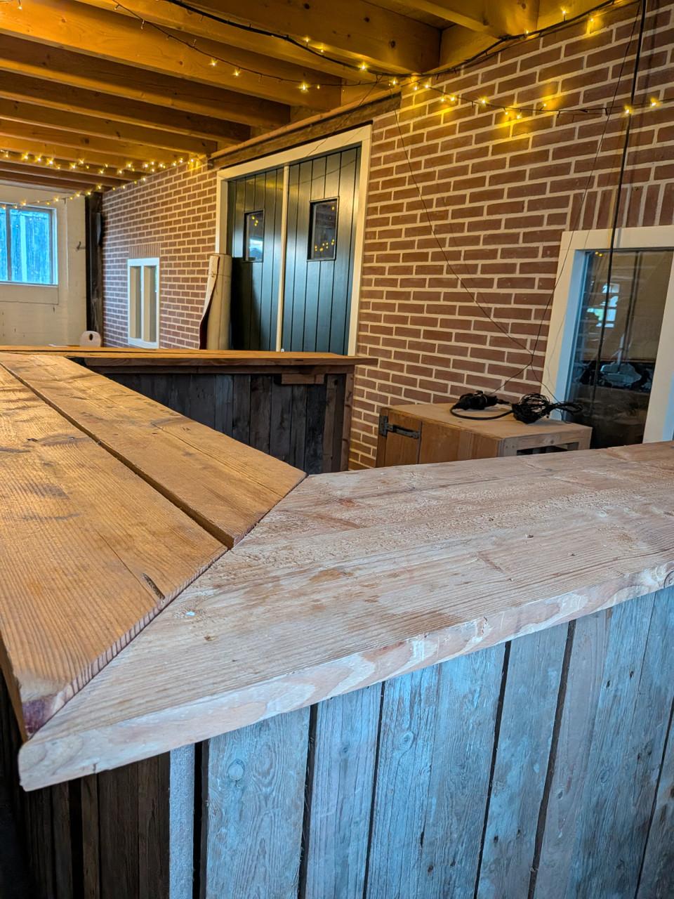 Te koop bar met krukken