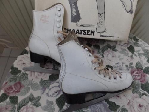 Witte meisjesschaatsen.