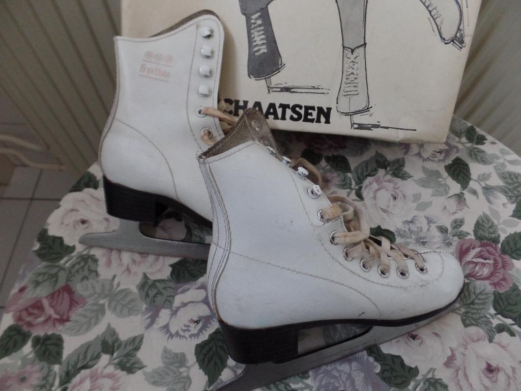 Witte meisjesschaatsen.