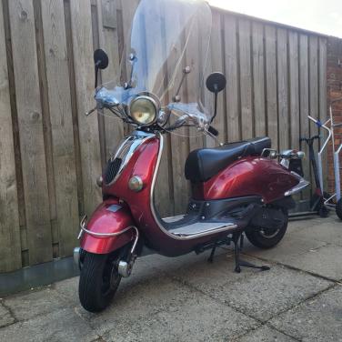 Leuke retro snor scooter