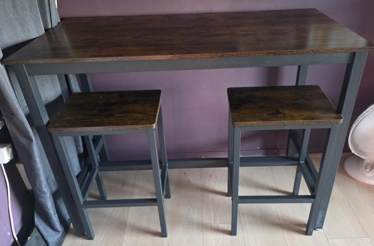 Bar tafel met stoelen