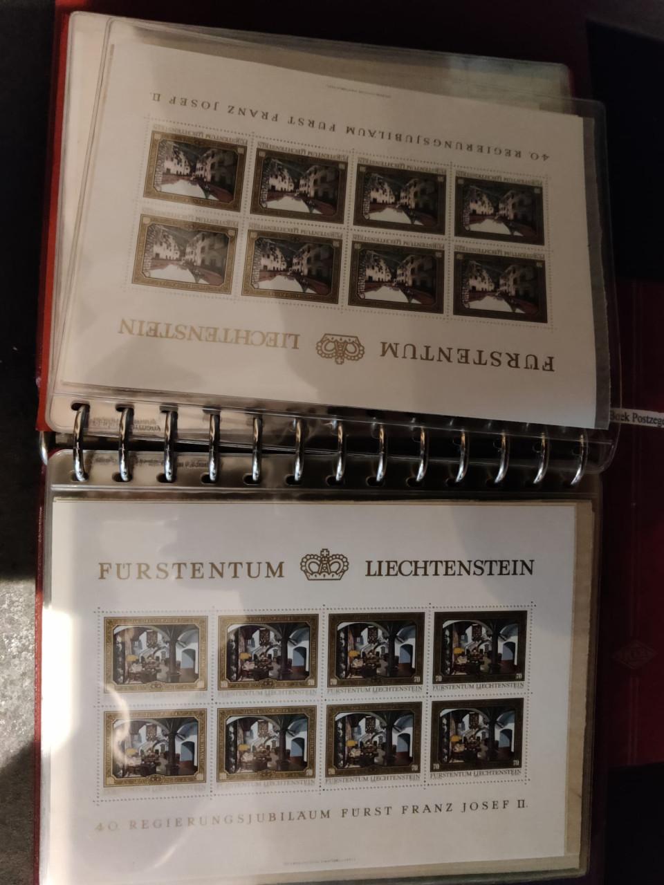 Klein mapje vol met blokken en specialiteiten Liechtenstein