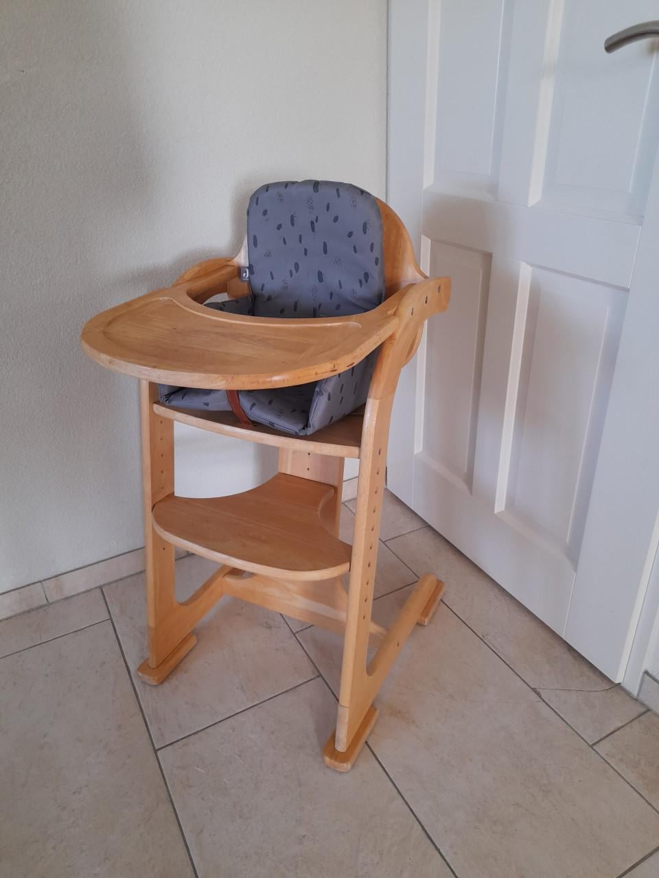 Houten meegroei / kinderstoel  (in goede nette staat)