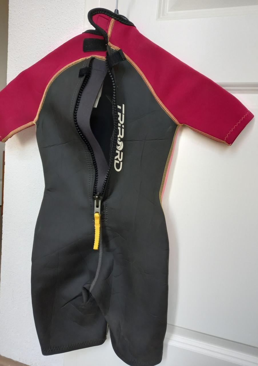 2 Neopreen surf-/zwempakjes 8jr en 10jr
