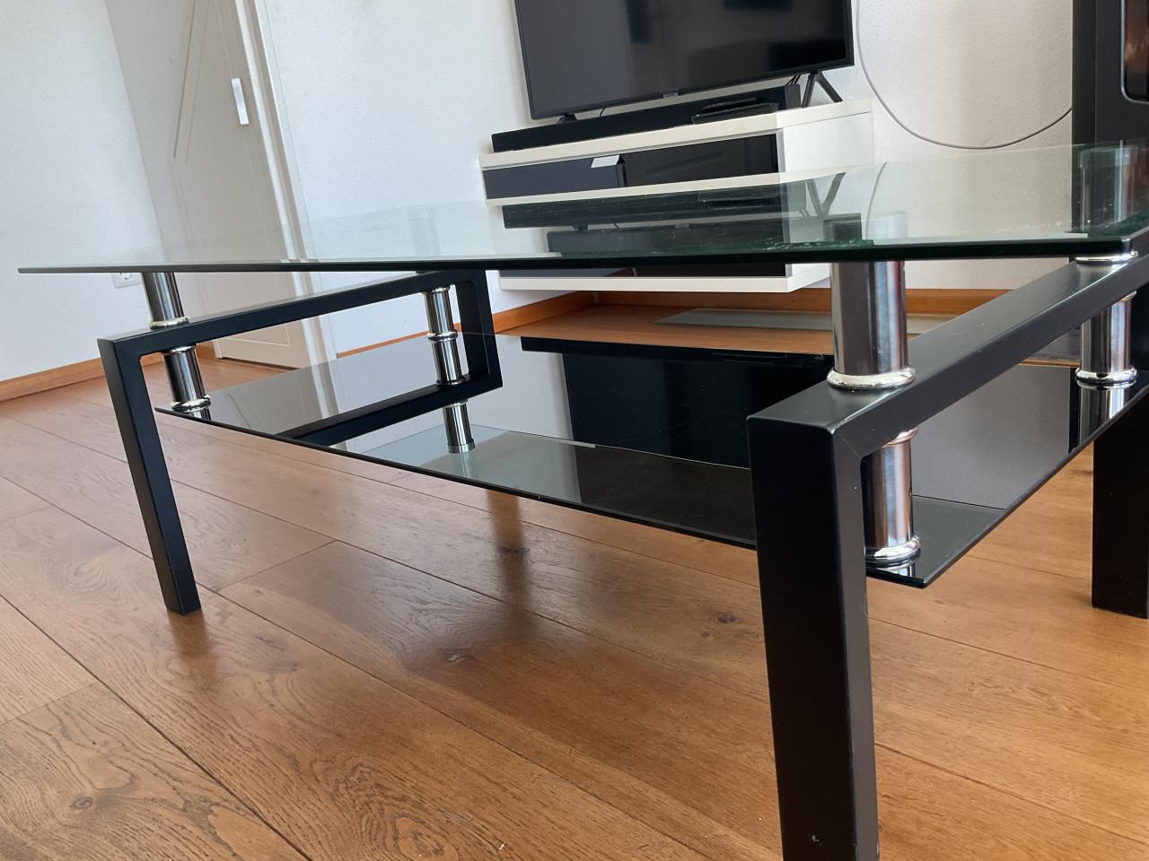 Glazen tafel met zwart frame