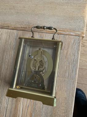 De klok is een vintage KUNDO skeleton carriage clock