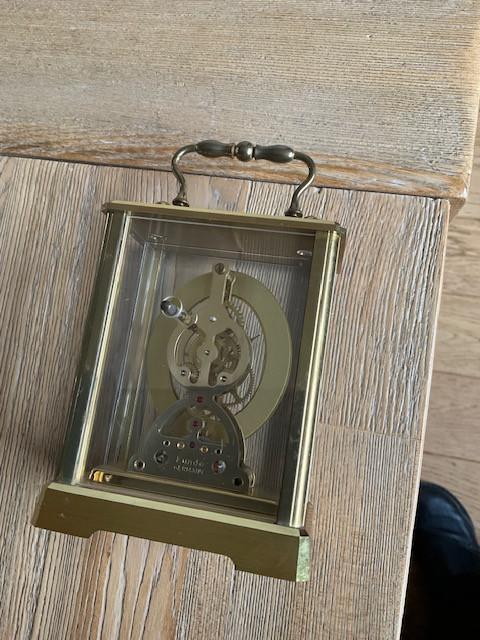De klok is een vintage KUNDO skeleton carriage clock