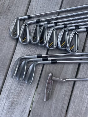 Mooie set golfclubs met golfwagen