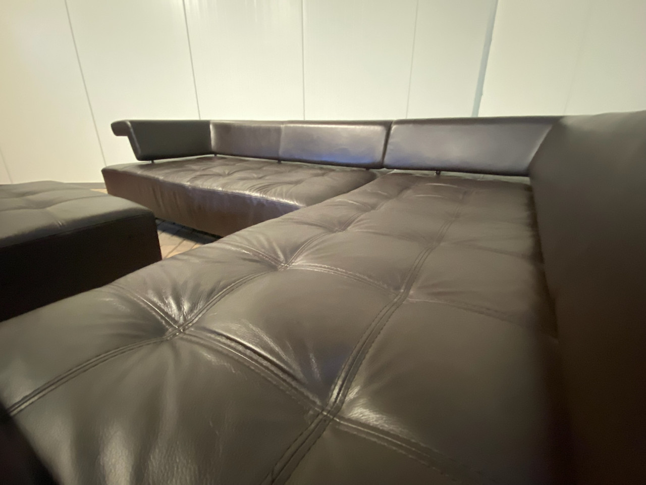 GRATIS LEVERING HEEL NL Montel Bruin Leer Hoekbank met Poef
