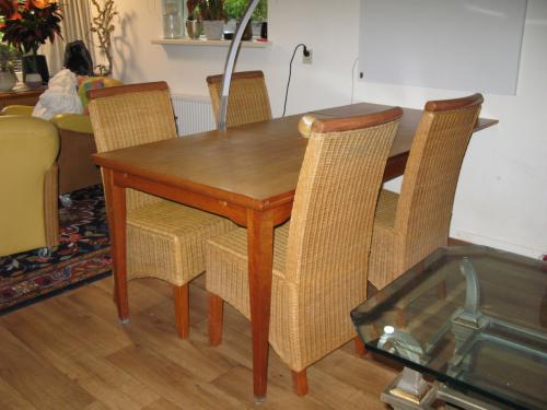 Eettafel + 4 stoelen