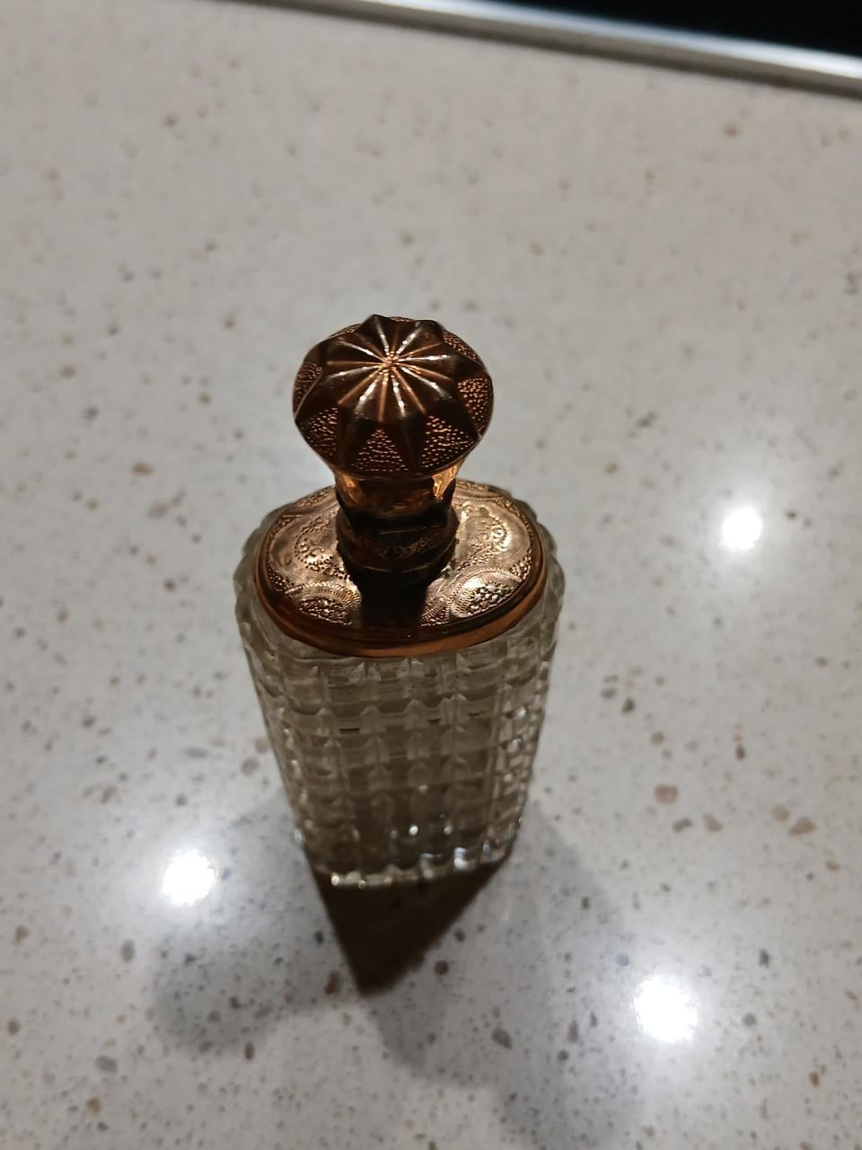 Antiek kristallen parfumflesje met gouden dop en plaatje