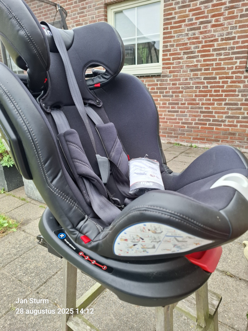 Lux autostoeltje, draaibaar en kantelbaar.