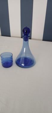 Karaaf met glas donker blauw