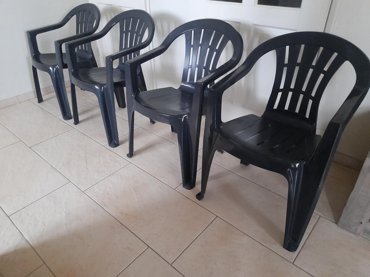 4 x stapelbare tuinstoelen ( in goede nette staat )