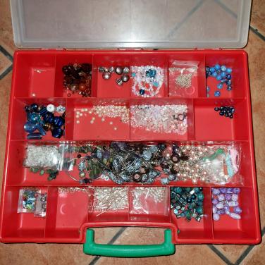 Gratis sorteerdoos met kralen en spullentjes om sieraden te maken.