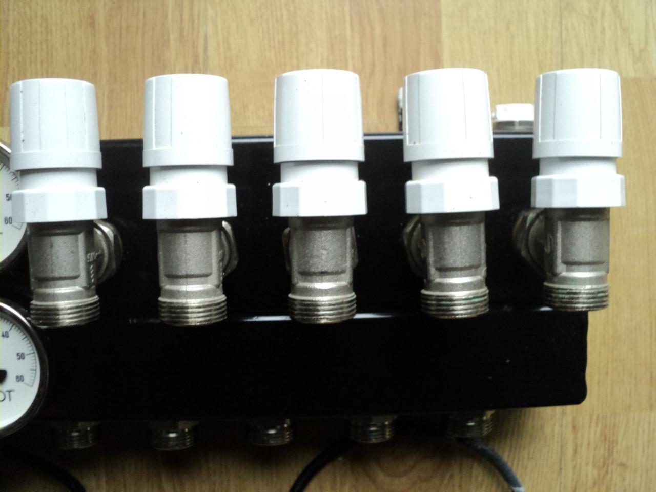 Vrijwel nieuwe 5 groep verdeler vloerverwarming ENERGIE ZUINIG