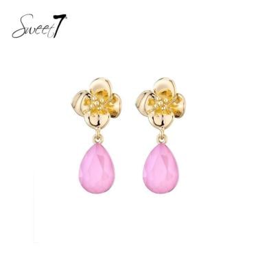 Oorbellen met goudkleurige bloem en roze hanger
