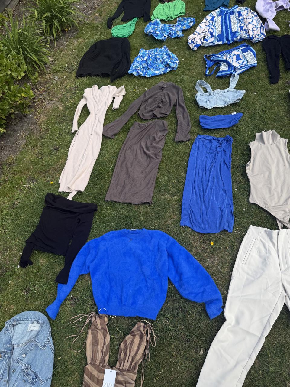 Pakket dames/ meisjes kleding ongeveer 90/100 stuks