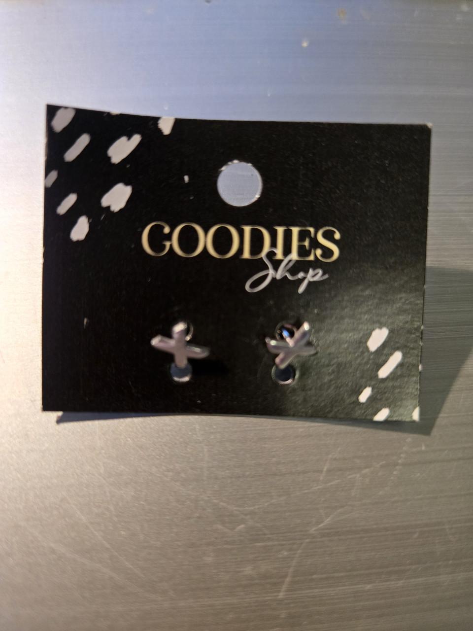 Zilverkleurige oorknopjes van Goodies Shop met een kruisvormig ontwerp.