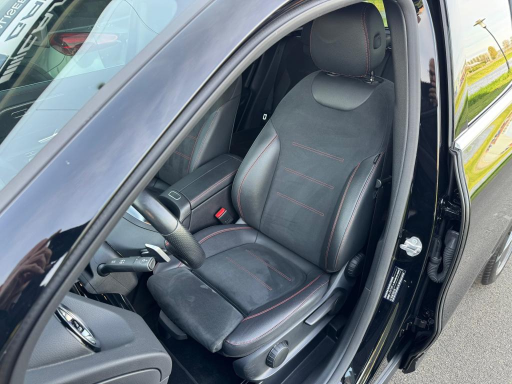 Mercedes-Benz Gla-klasse 200 amg line automaat , wegklapbare trekhaak , ach