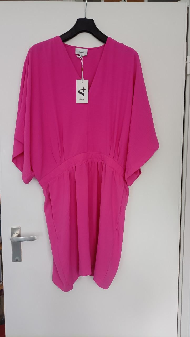 Roze jurk met vlindermouw. Merk Shoeby, Maat XXL. Nieuw.