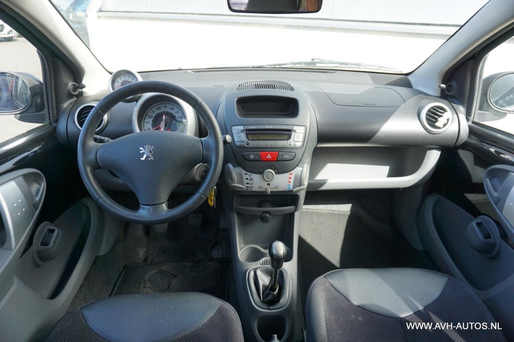 Peugeot 107 1.0-12v black & silver