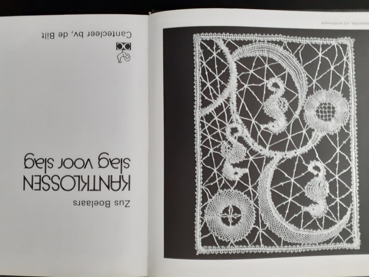 Kantkloskussen met klosjes en boek