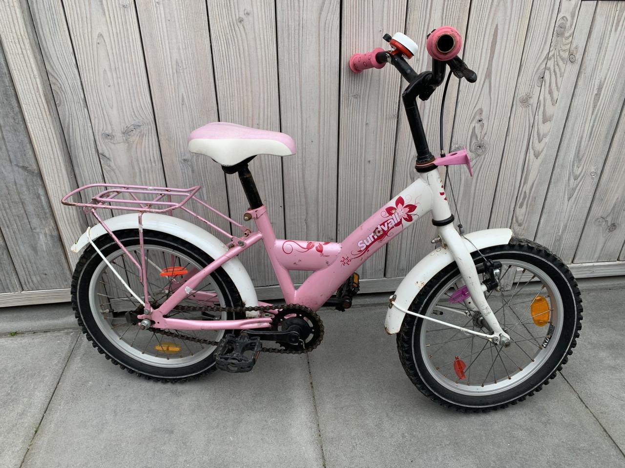Leuke roze kinderfiets van het merk Sundvall 16inch