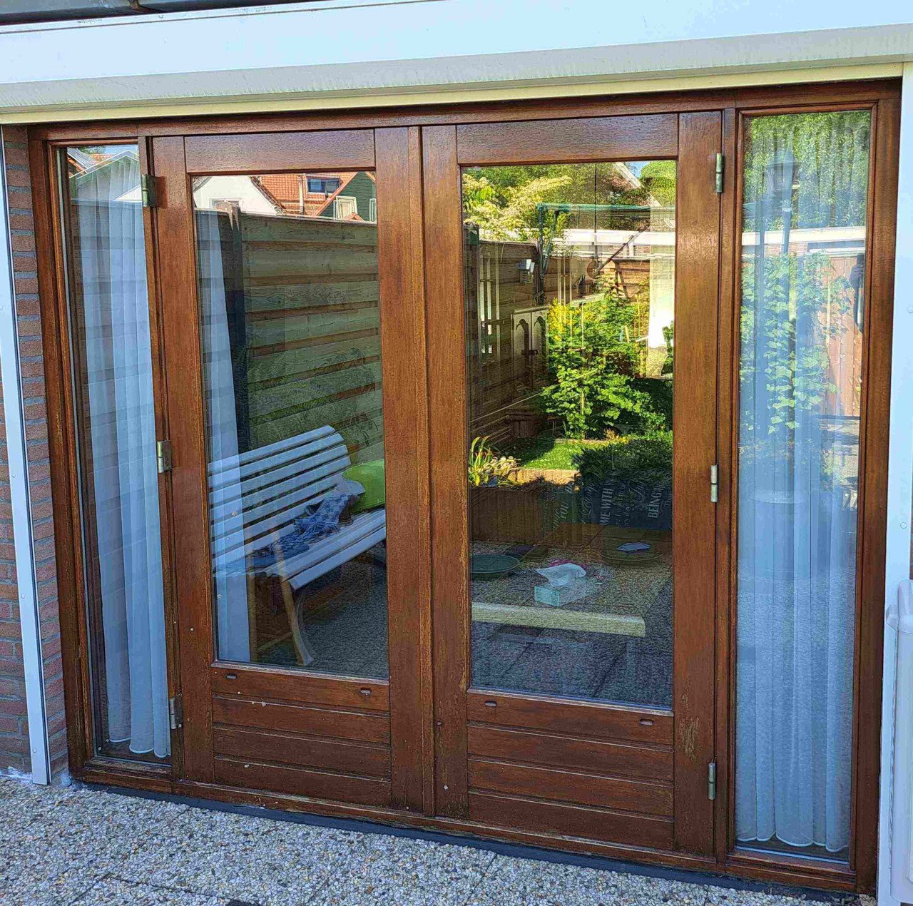 Hardhouten buitendeuren en raam met dubbelglas