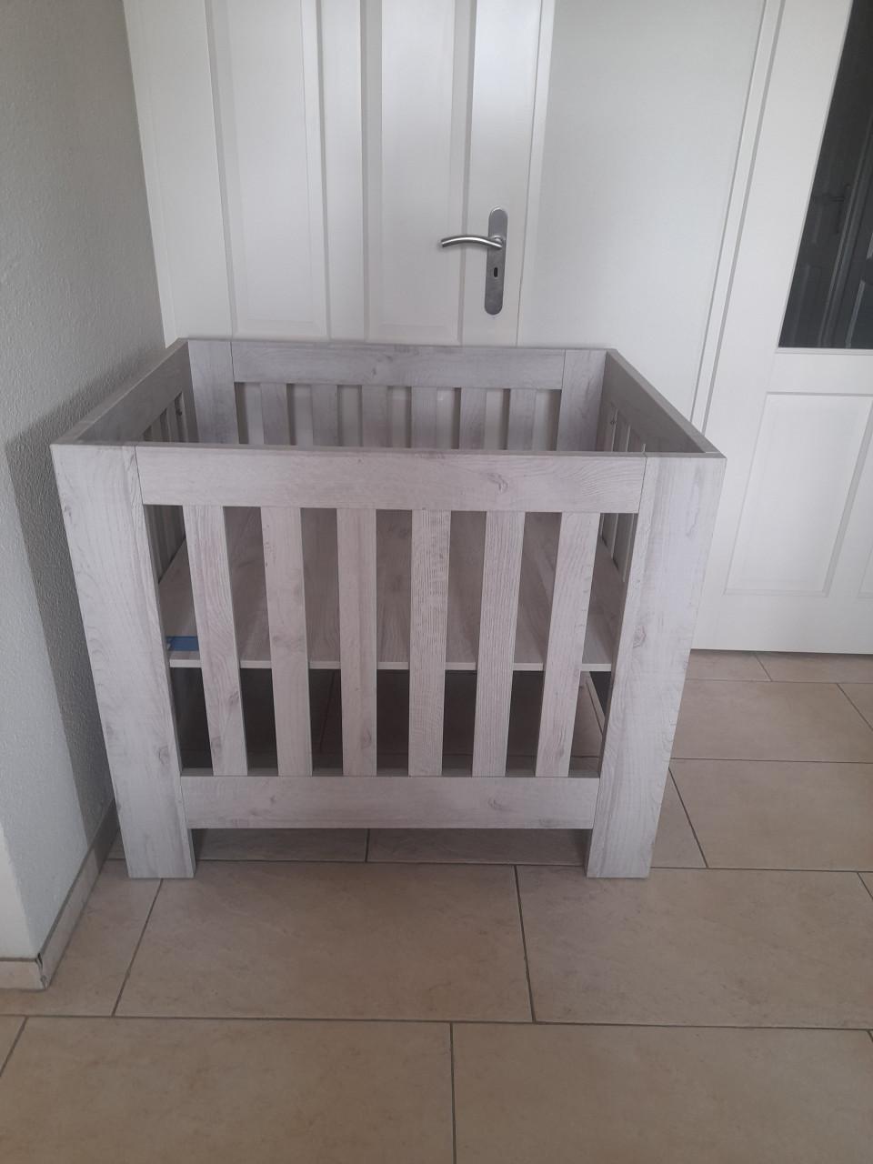 TWF Box ( in goede staat ) in hoogte verstelbaar!  Eventueel met boxkleed